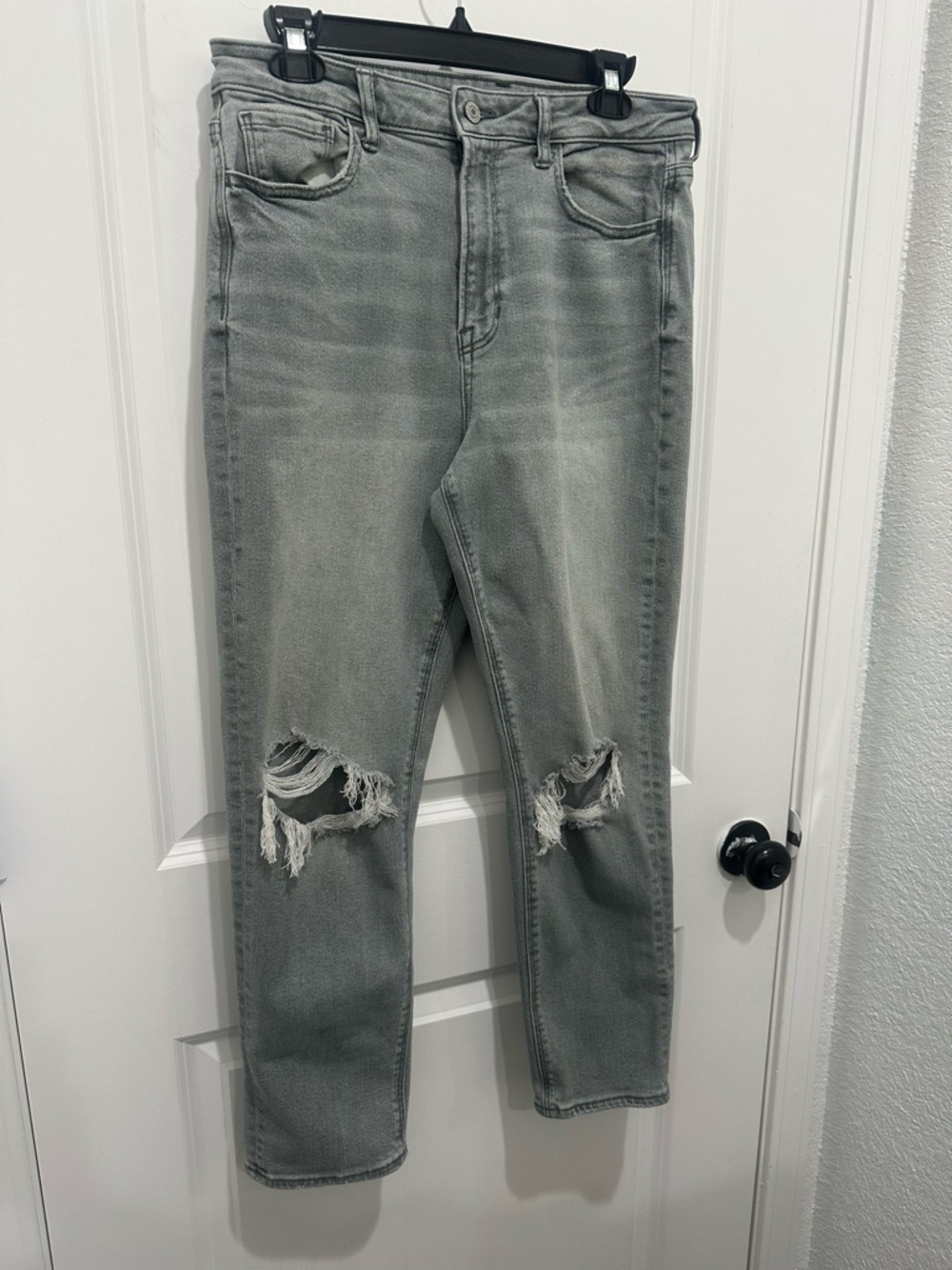 American Eagle Mom Jean Light Gray Distressed SZ 10